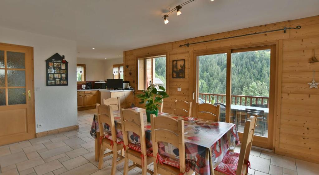 大博尔南La petite Anfiane的厨房以及带桌椅的用餐室。