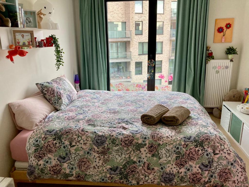 根特Cozy two bedroom Apartment near city centre Gent的一间卧室配有一张床,并备有2个拖鞋