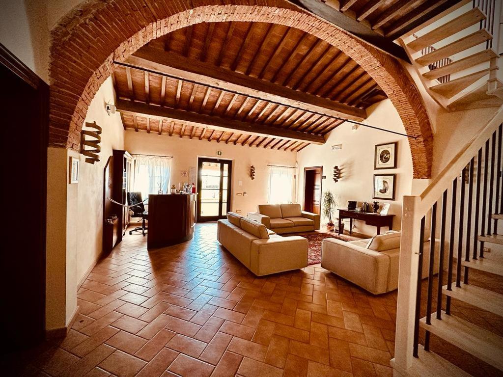 蓬泰代拉Il Casale di David的房屋内带拱门的大型客厅