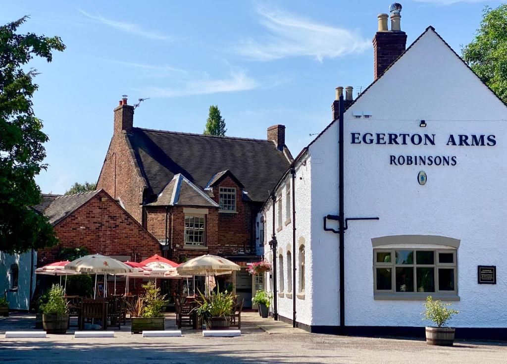 康格尔顿The Egerton Arms Astbury的白色的建筑,带有电子臂罗差