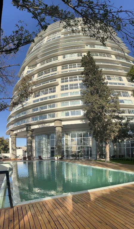 Villa MariniLeloir Premium的一座大型建筑,前面设有一个游泳池