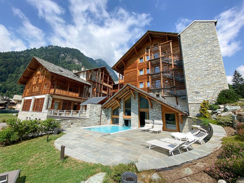 阿兰尼亚·瓦尔塞西娅Alagna Mountain Resort & SPA的一座大型建筑,前面设有一个游泳池