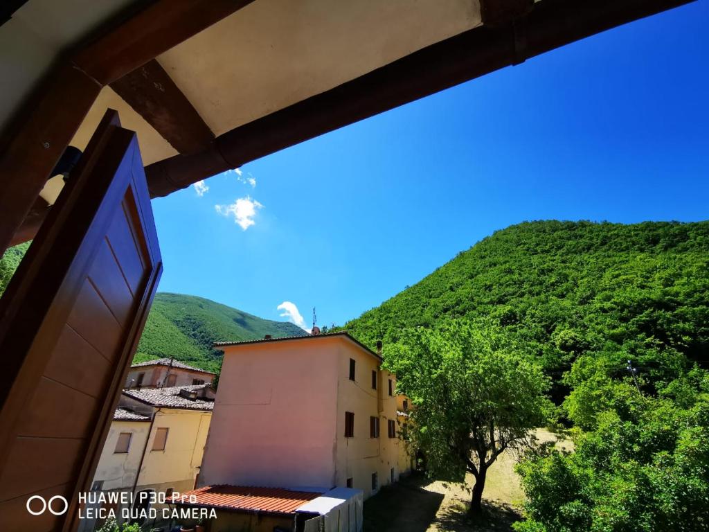 法布里亚诺B&B Casa Caporali的从一座山丘建筑中欣赏到美景