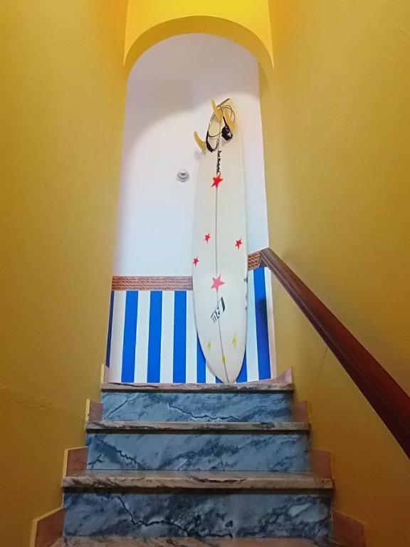 卡拉帕泰拉Carrapateira Lodge的冲浪板坐在楼梯顶部