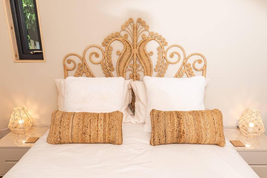 托基Gingerbread Lodge的白色的床、白色枕头和金色床头板