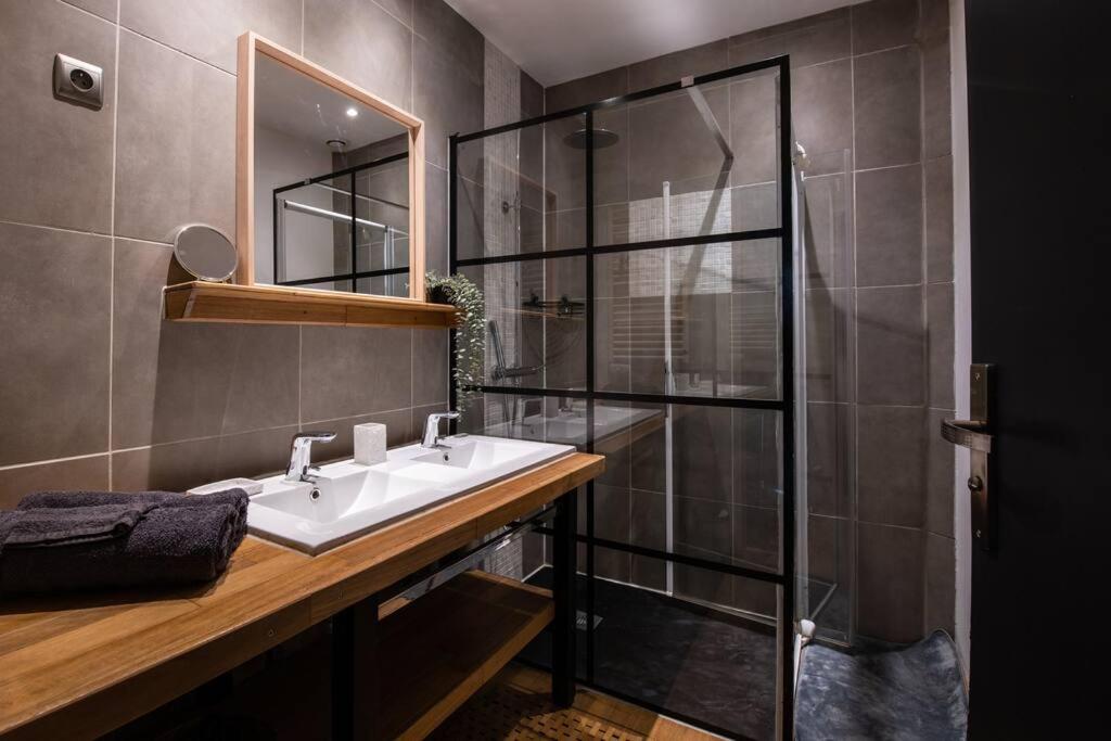 蒙布里松appart cosy,calme à 2 pas du centre de montbrison的一间带水槽和淋浴的浴室