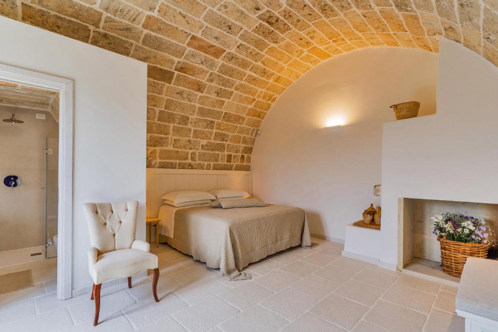 加利波利Masseria Macchiaforte的一间卧室设有一张床和砖墙