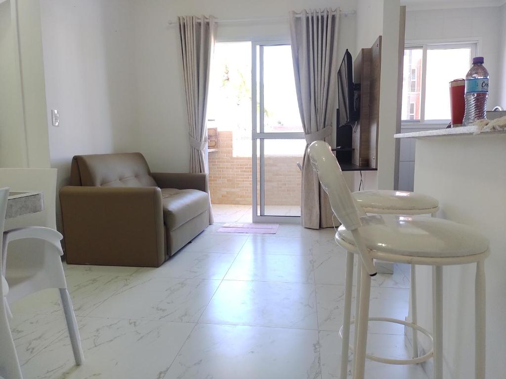 伯迪亚哥Apartamento a 100 metros da Praia的客厅配有沙发和桌椅