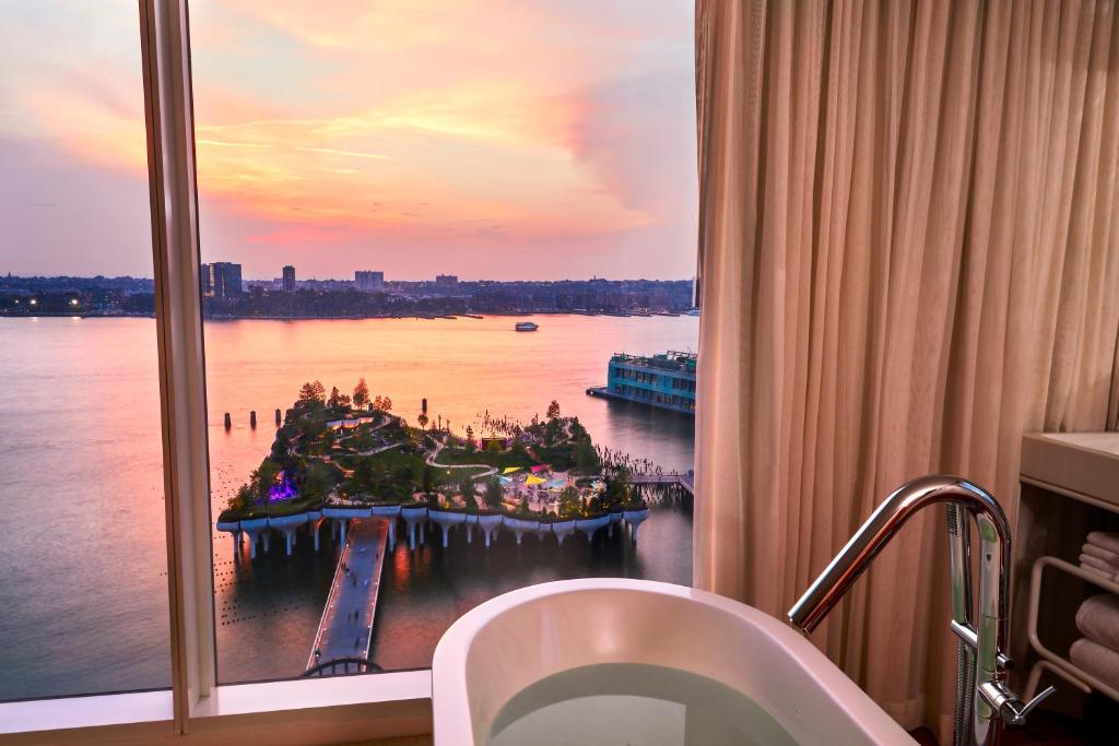 纽约纽约设计酒店的浴室窗户享有水景