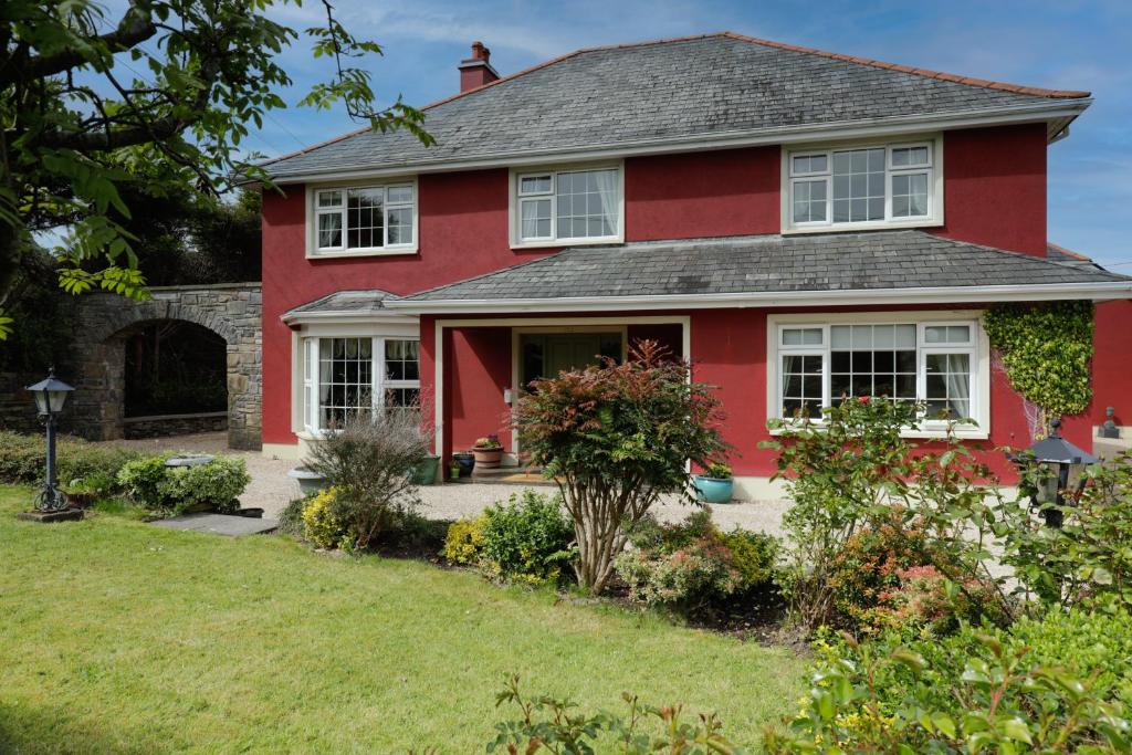 韦斯特波特Lurgan House的一座带庭院的红色房子