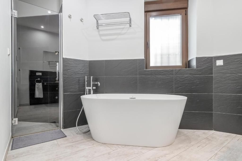 隆达GAV Cerrillo的设有带浴缸和淋浴的浴室。
