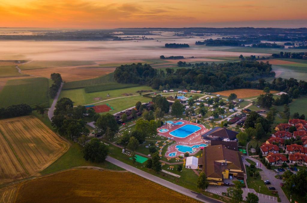 巴诺夫茨Terme Banovci - Hotelsko naselje Zeleni gaj的领略一个位于田野中间的度假胜地的空中景色