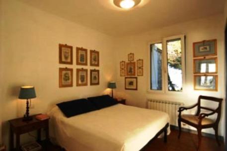 韦内雷港卡萨德尔皮思卡托尔酒店的卧室配有床、椅子和窗户。