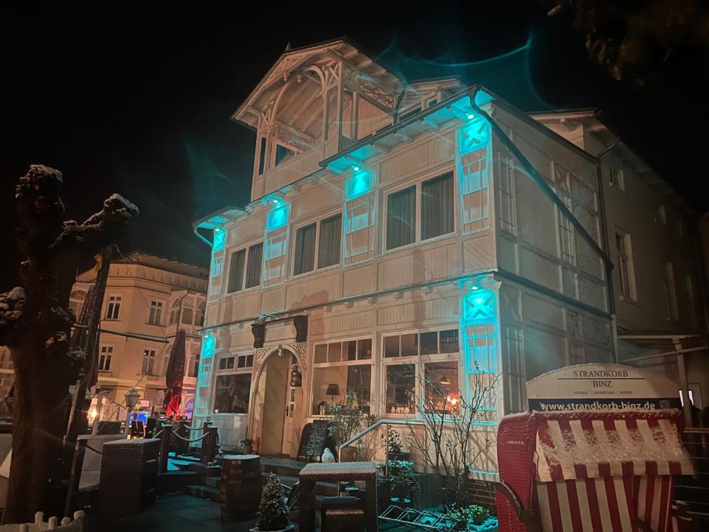 奥斯赛拜-塞林伊丽莎白别墅酒店的一座晚上有蓝色灯光的建筑