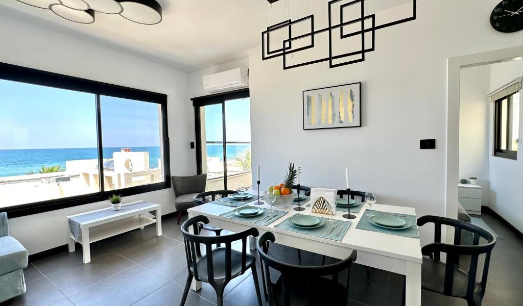纳哈里亚GW945 Gugel Waves Amazing Seaview Apartments的一间带桌椅的海景用餐室