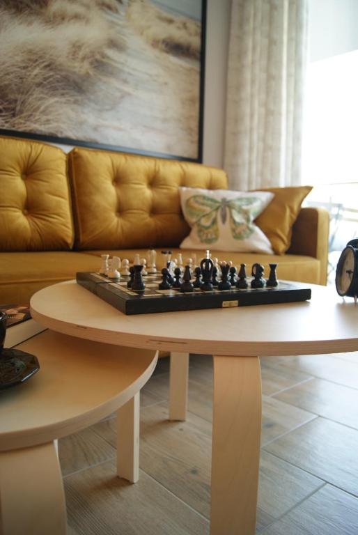 斯图托沃Apartament Garden AiR的客厅,桌子上放棋盘