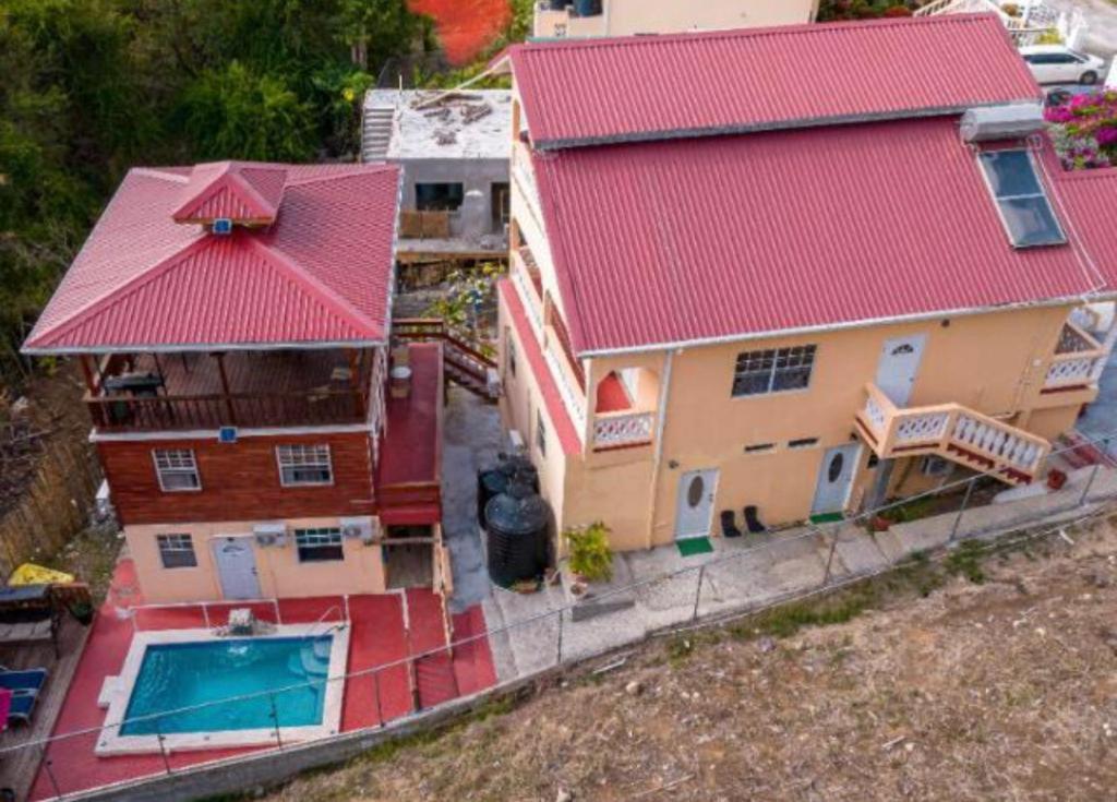 洛尼湾村Caribbean Dream Vacation Property CD3的享有红色屋顶房屋的空中景致