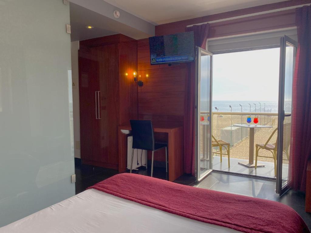 纳扎雷Hotel Oceano的一间卧室配有一张床,享有海景