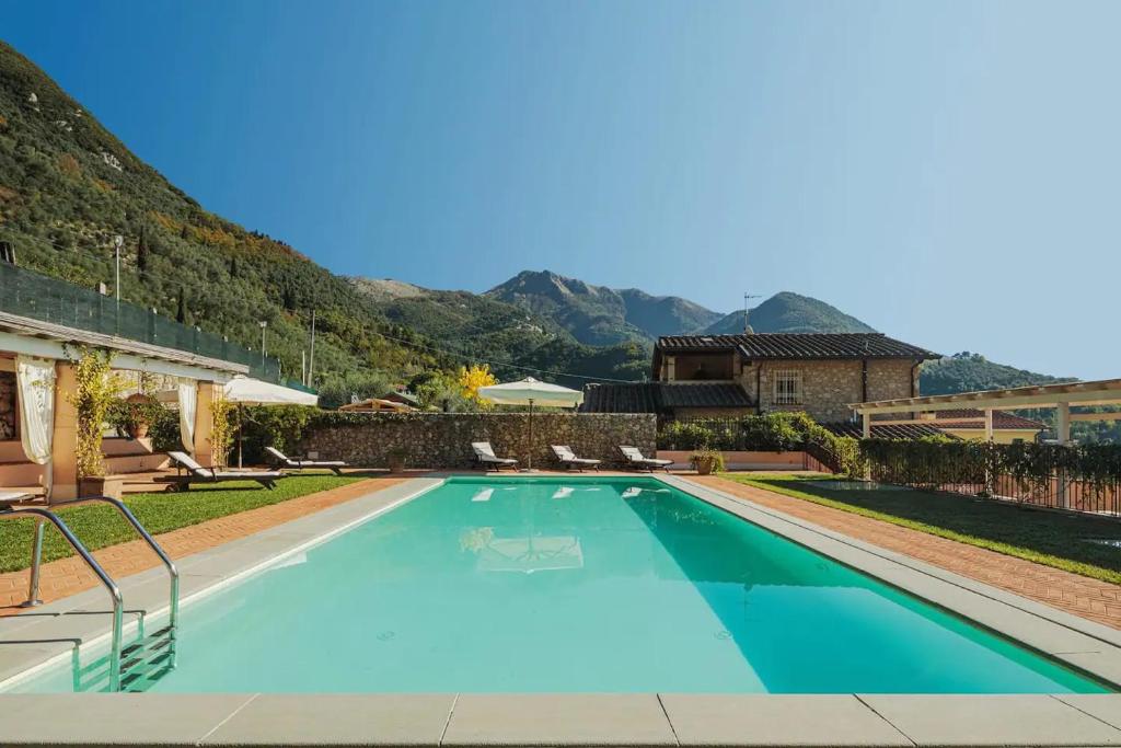 卡麦奥雷Villa Melangola的一座位于山丘庭院内的游泳池