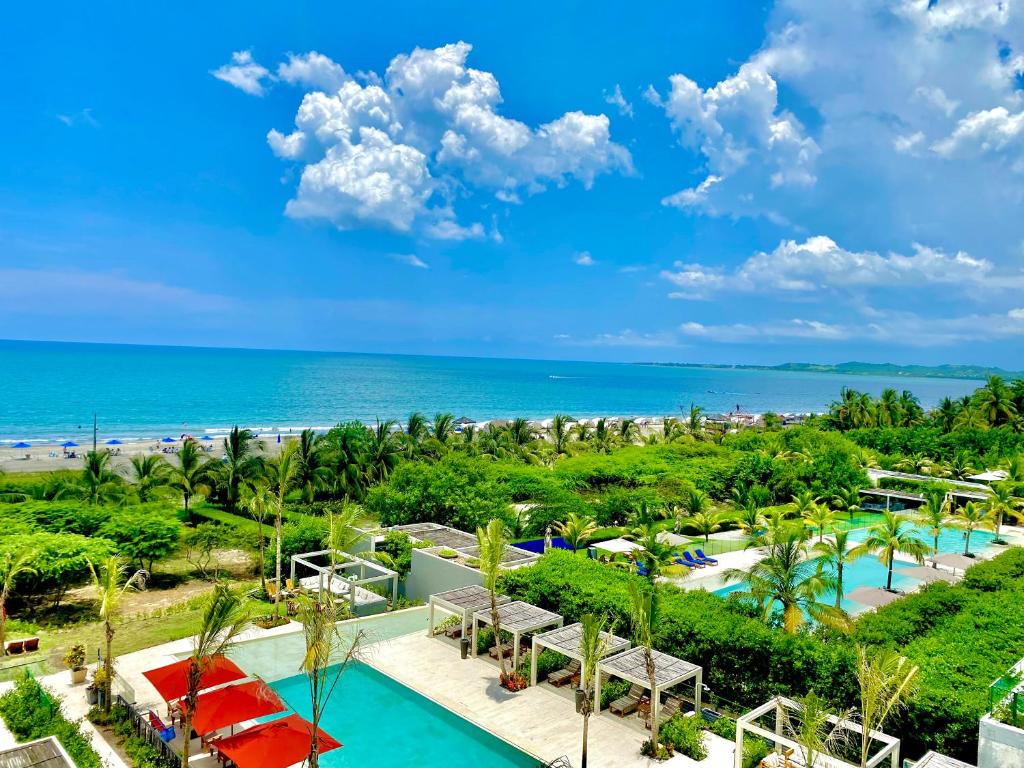 卡塔赫纳Manzanillo Del Mar - Cartagena - Morros Zoe的享有度假胜地的空中景致,设有游泳池和海滩