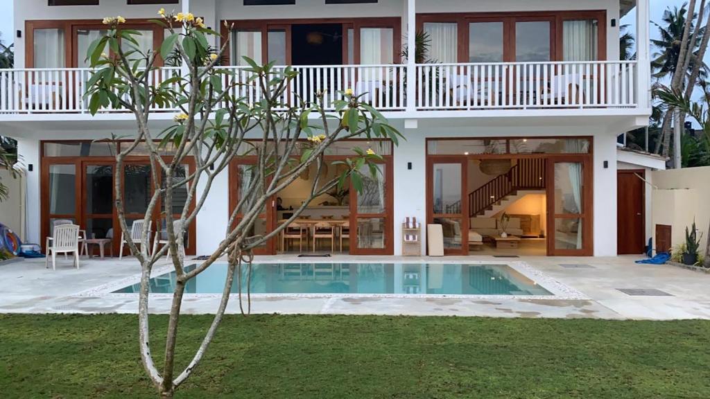 阿杭格默Lihinya Beach Villa Ahangama的一座房子前面设有游泳池