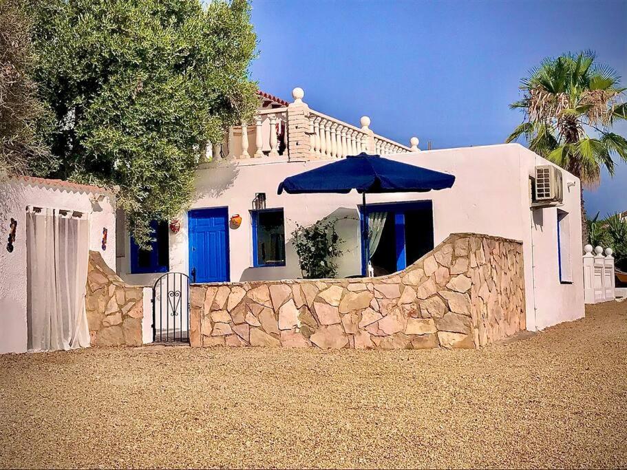 AntasCasa Alegria Spain Entire Home Private Pool的白色的房子,配有遮阳伞和石墙
