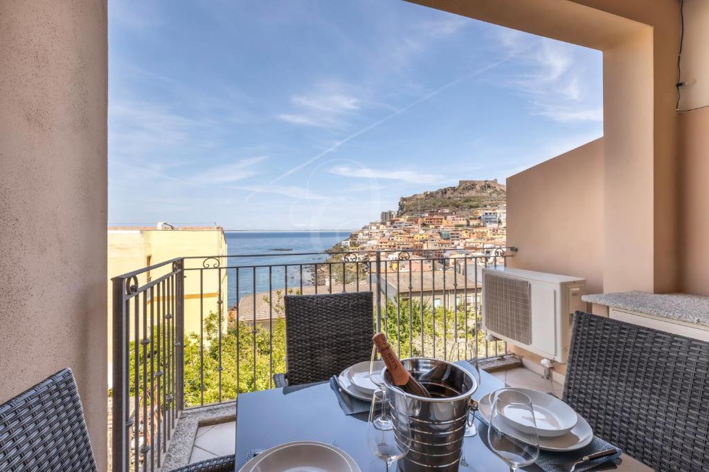 卡斯特尔萨多IL Castello incantato的阳台设有一张桌子,享有海景。