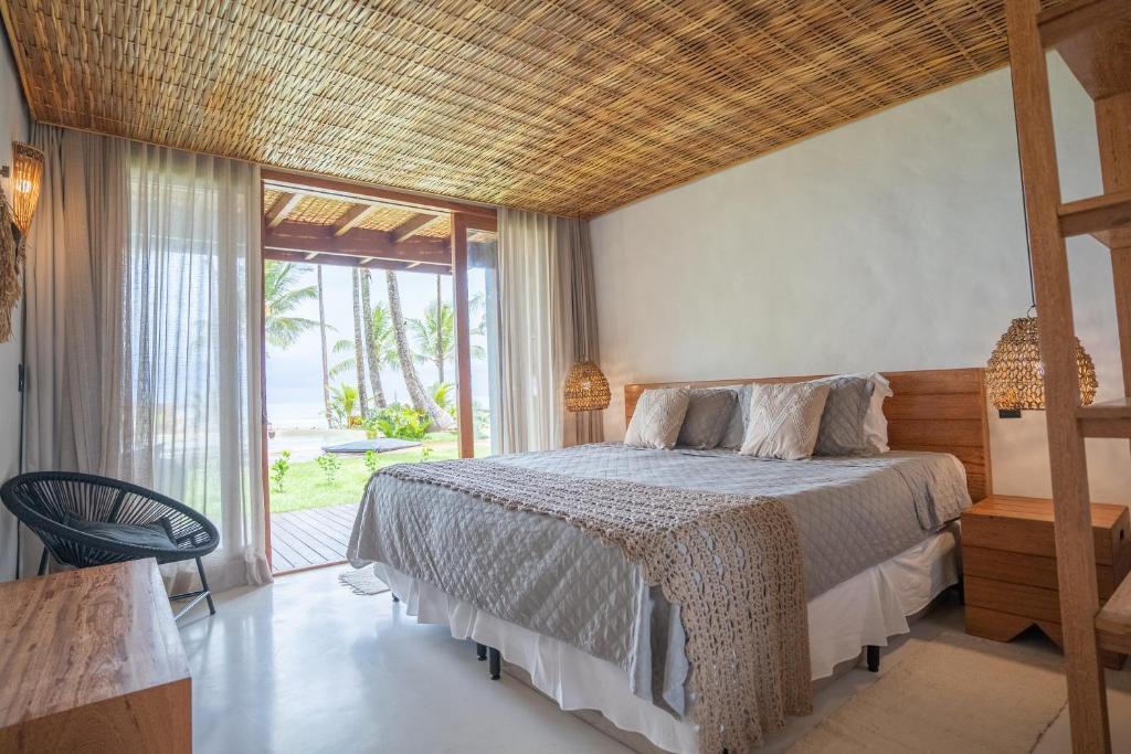 巴拉格兰德Villa Kandui Boutique Hotel e Beach Lounge的一间卧室设有一张床和一个大窗户