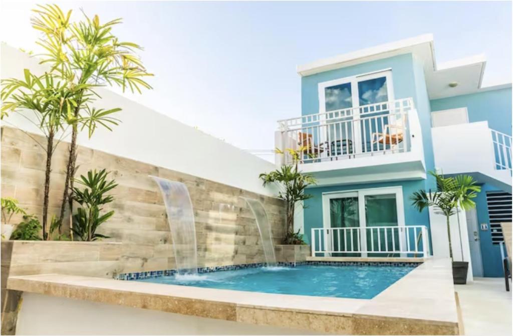 圣胡安海洋微风公寓的一座带游泳池和房子的别墅