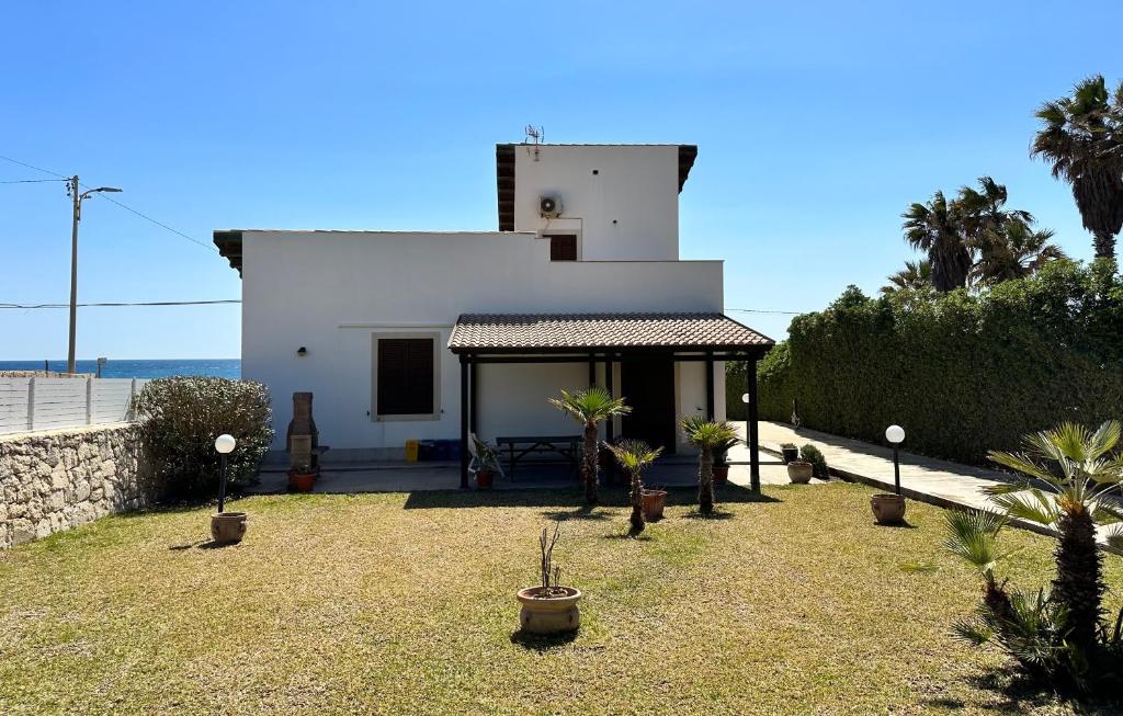 阿沃拉Il Frantoio di Avola的院子里有植物的白色房子