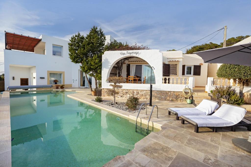圣何塞德萨塔莱阿Villa Nubita的一座带游泳池和房子的别墅