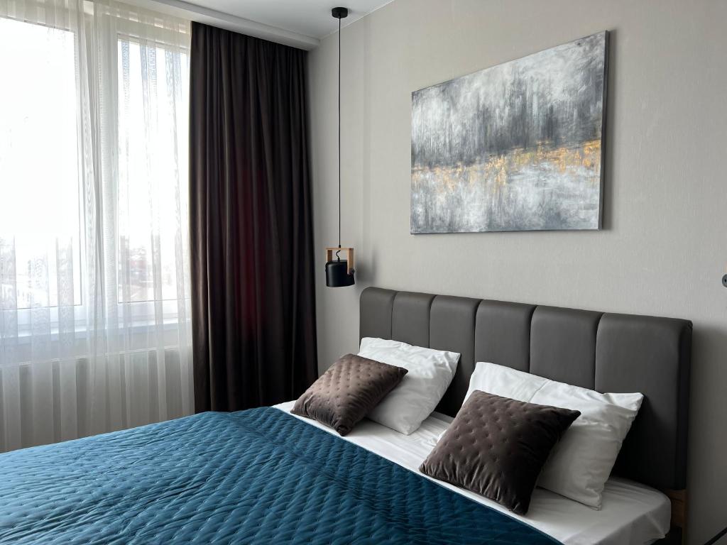 卡缅涅茨-波多利斯基Apartment Two-room "Family Estate"的一间卧室配有带2个枕头的床