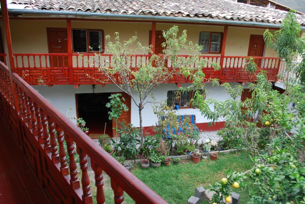 奥兰太坦波Hospedaje La Ñusta的树木和植物的房屋阳台