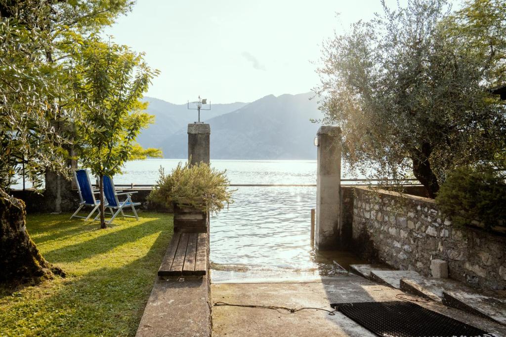 马罗内Un posto davvero unico!的蓝色椅子,享有水体的景色