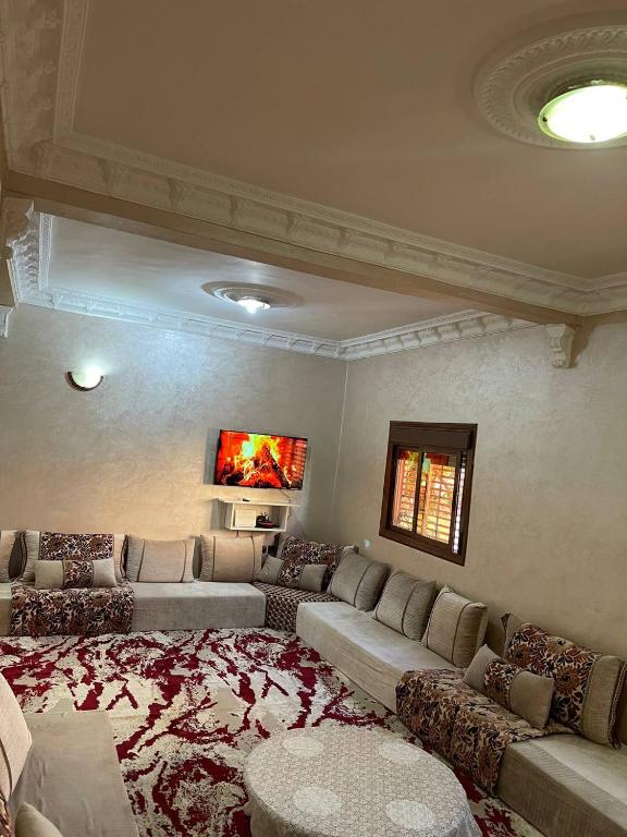 达赫拉La Casa votre hébergement idéal的带沙发和大地毯的大型客厅