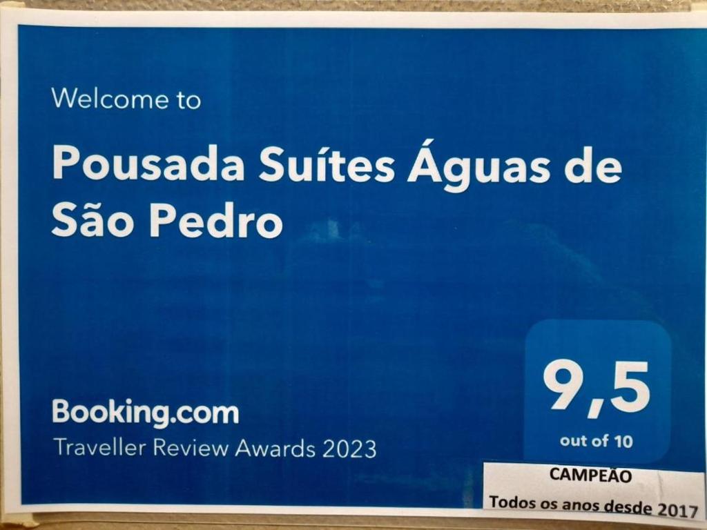 阿瓜斯-迪圣佩德罗Pousada Suítes Águas de São Pedro的蓝色的标志,如:passada Suites aquarius saereo