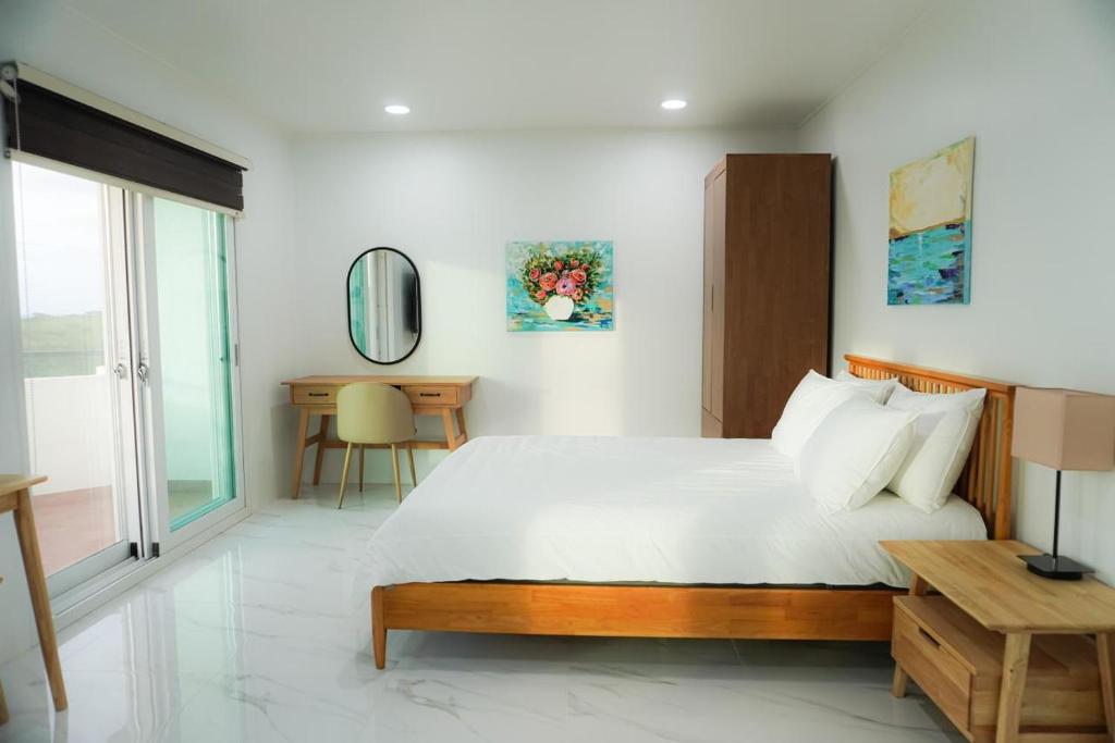 San RoqueMariana Suites的一间卧室配有一张大床和一张书桌