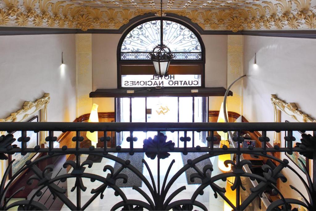 巴塞罗那四国酒店的铁艺吊灯,位于带窗户的建筑中
