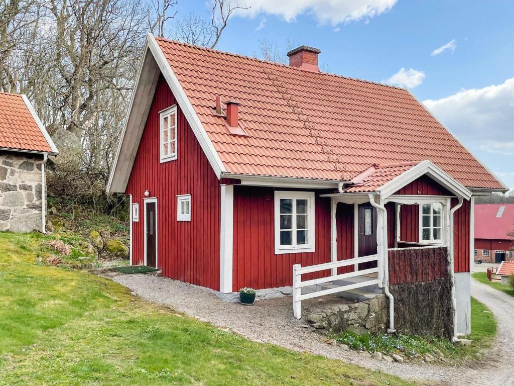 卡尔斯克鲁纳Holiday home KARLSKRONA IV的红色房子,有红色屋顶