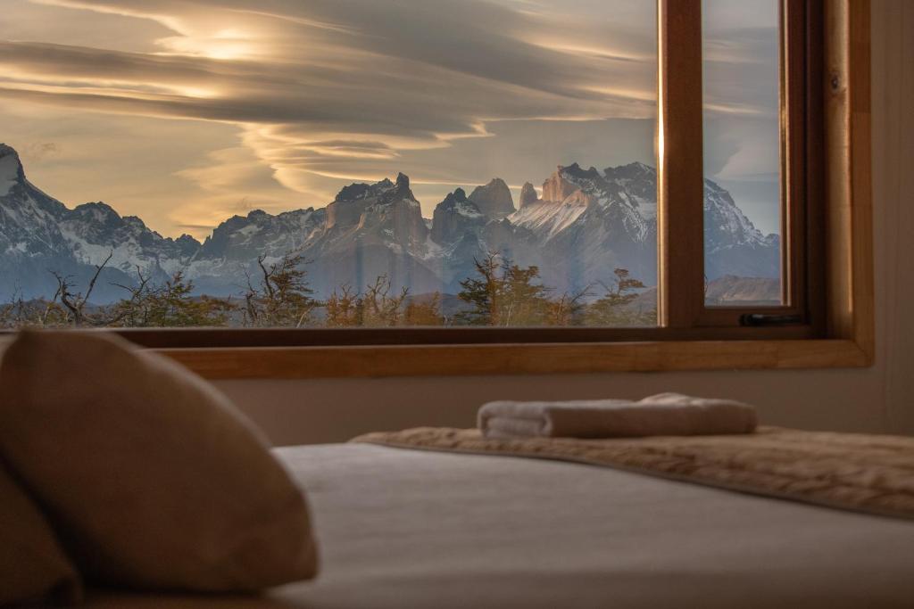 百内三塔日光与马潘帕山林小屋的卧室设有山景窗户
