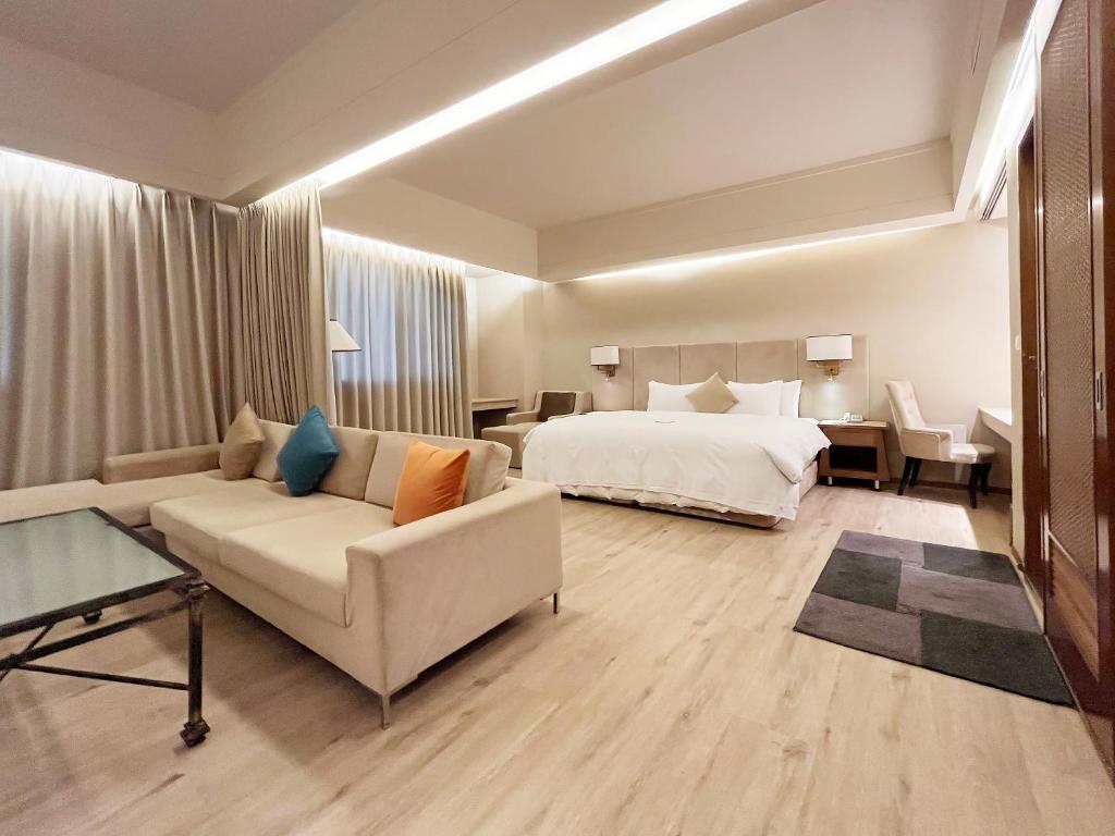 台南家新大饭店的酒店客房,配有床和沙发