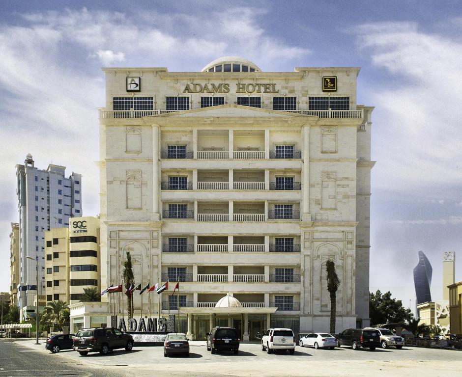 科威特亚当斯酒店的停车场内停放汽车的大型建筑