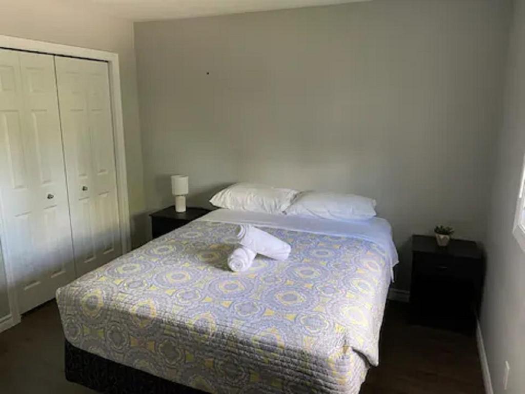 金斯顿Nice Rooms Stay - Unit 2的一间卧室配有一张床,上面有两条毛巾