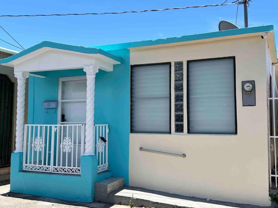 胡安娜迪亚斯Mi casa El Rincón的白色的蓝色房子,有白色的门