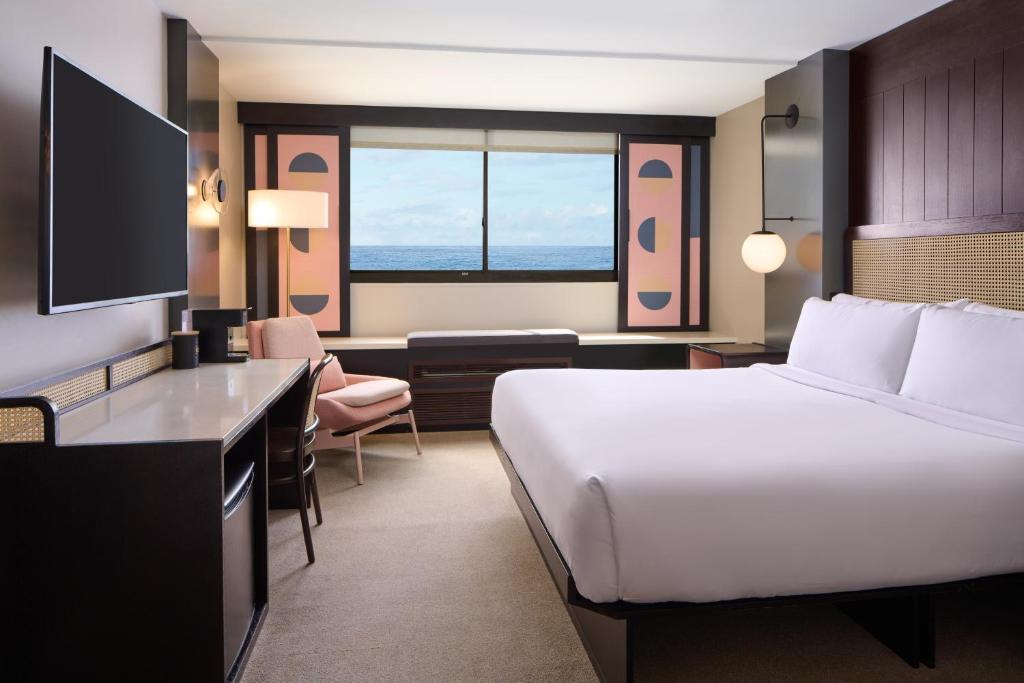 檀香山Hotel Renew的配有一张床和一张书桌的酒店客房