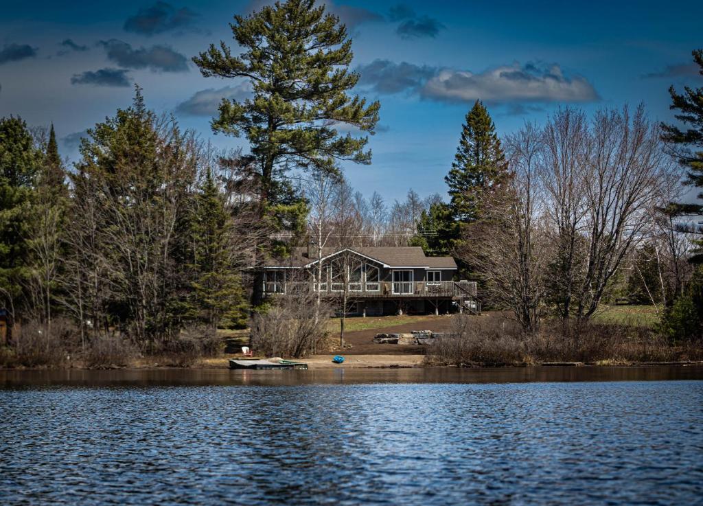 帕里桑德Perfect 3 bedroom waterfront muskoka cottage的湖畔房子