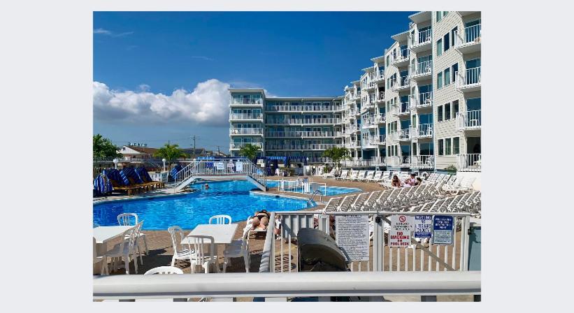 威尔伍德克拉斯特科罗纳多度假酒店的享有大楼旁游泳池的景色
