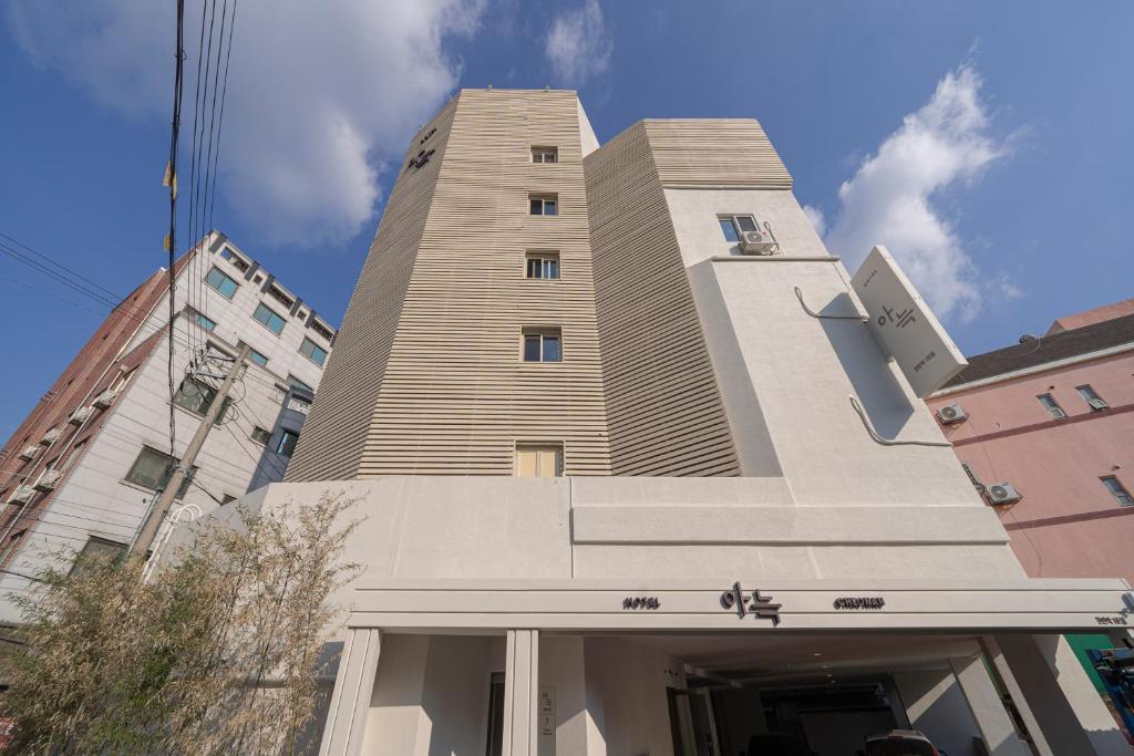 天安市Aank Hotel Cheonan Station 1的城市中心高楼