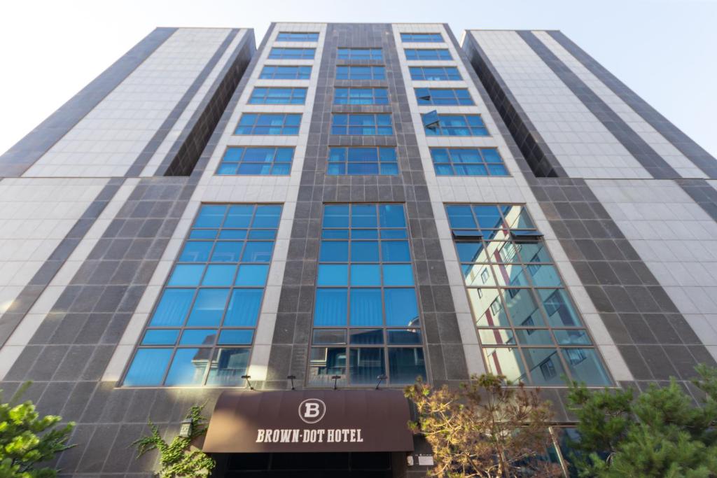 仁川市Browndot Hotel Incheon Songdo的前面有标志的高楼