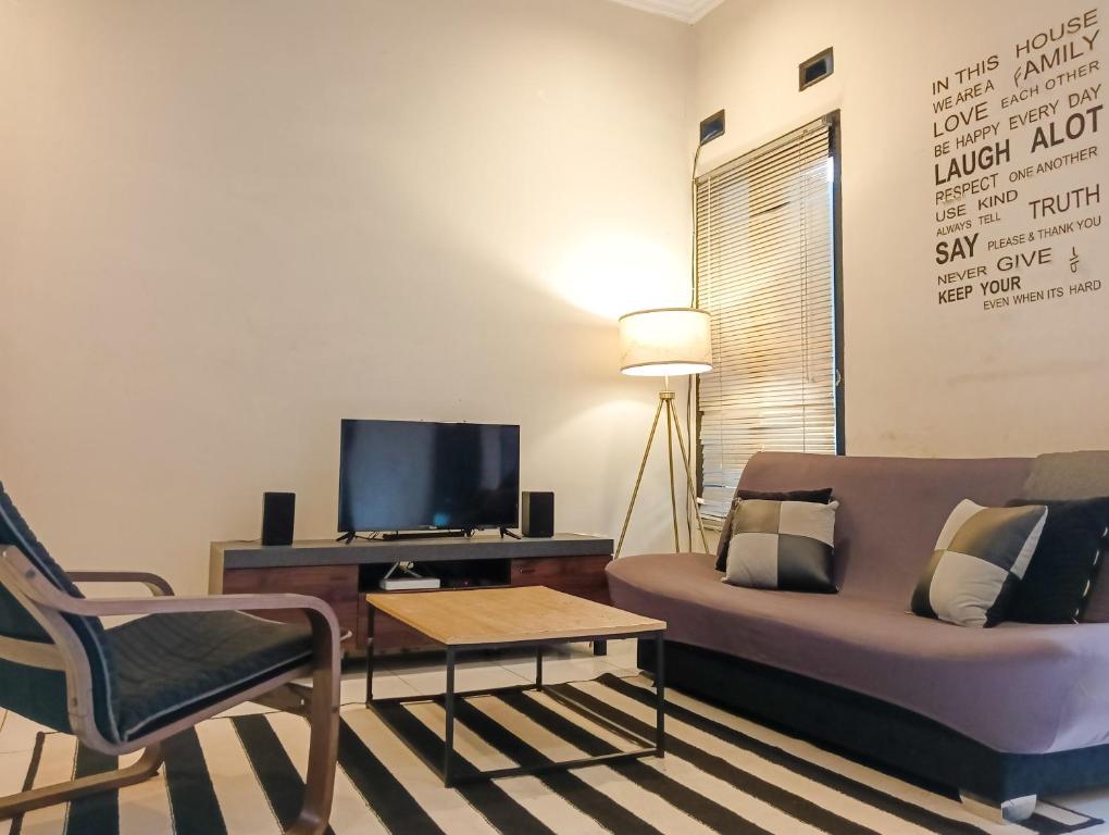 井里汶Sleep House 2BR Wifi Unlimited的带沙发和电视的客厅